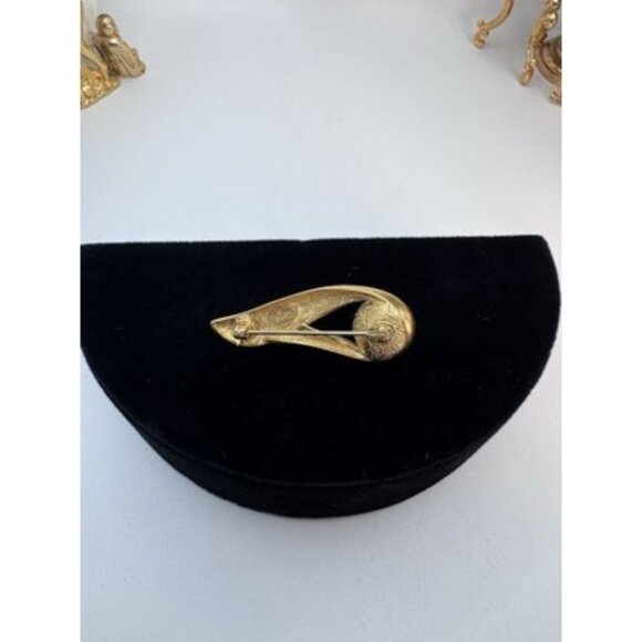 Vintage Trifari Brooch Pin with Faux Pearl Gold Tone Costume Jewelry - Picture 4 of 7